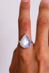 Anillo gota de piedra luna en plata