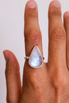 Anillo gota de piedra luna en plata