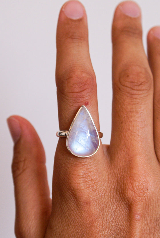 Anillo gota de piedra luna en plata