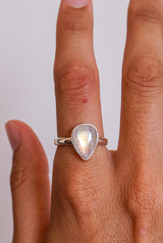 Anillo gota de piedra luna en plata
