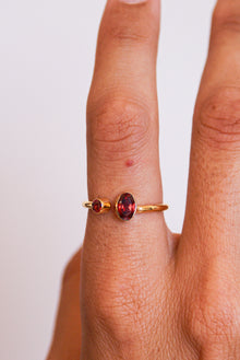  ANILLO DE GRANATE BAÑADO EN ORO