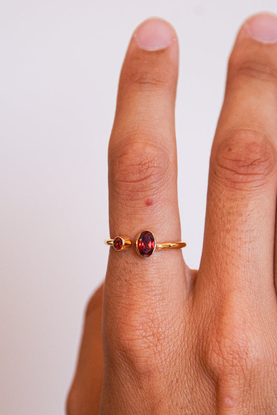 ANILLO DE GRANATE BAÑADO EN ORO