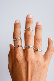  Anillo de Moldavita en bruto y plata