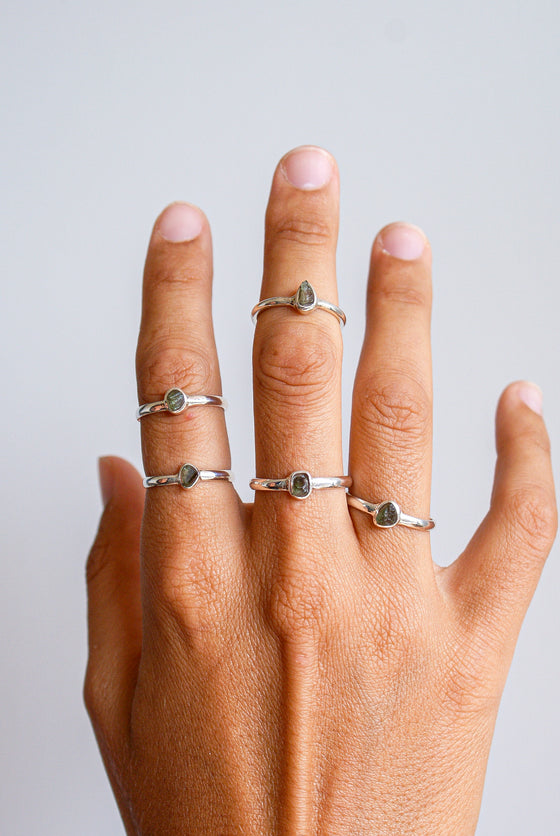 Anillo de Moldavita en bruto y plata