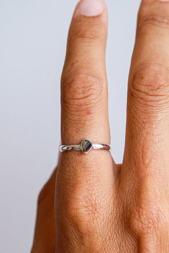 Anillo de Moldavita en bruto y plata