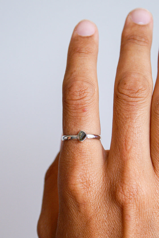 Anillo de Moldavita en bruto y plata