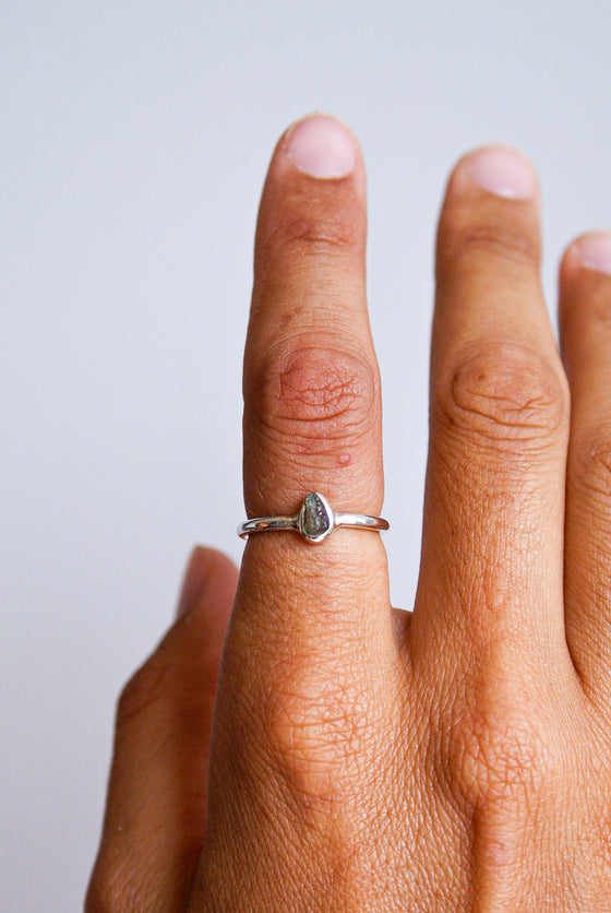 Anillo de Moldavita en bruto y plata