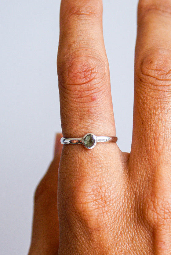 Anillo de Moldavita en bruto y plata