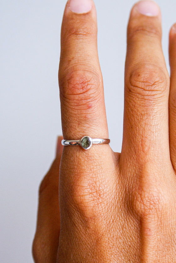 Anillo de Moldavita en bruto y plata