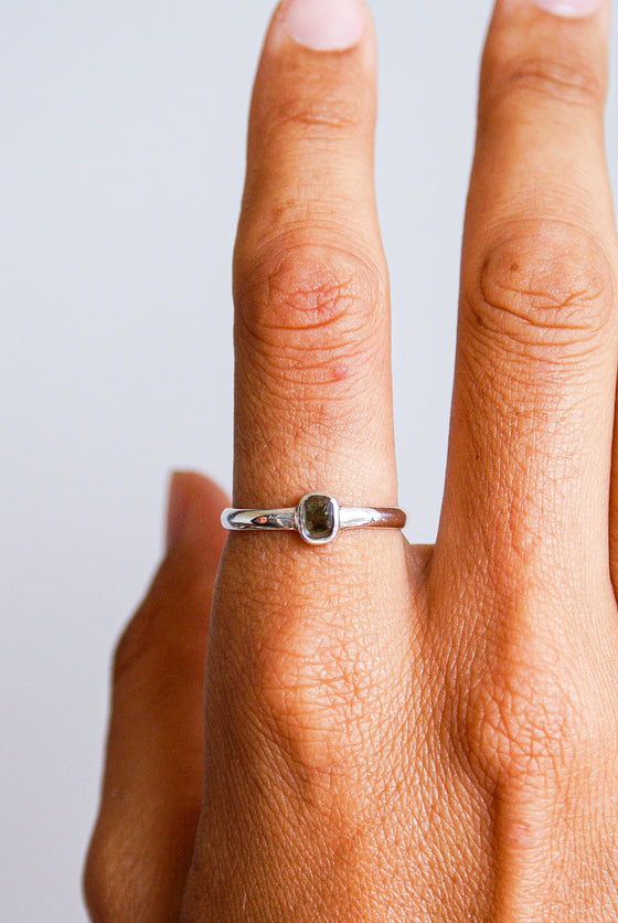 Anillo de Moldavita en bruto y plata