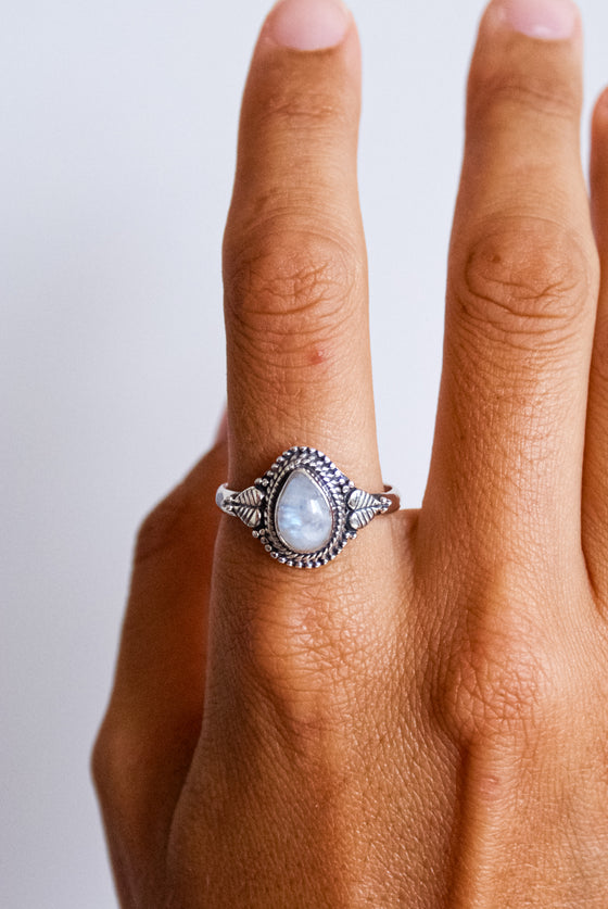 anillo-naya-de-piedra-luna-en-plata