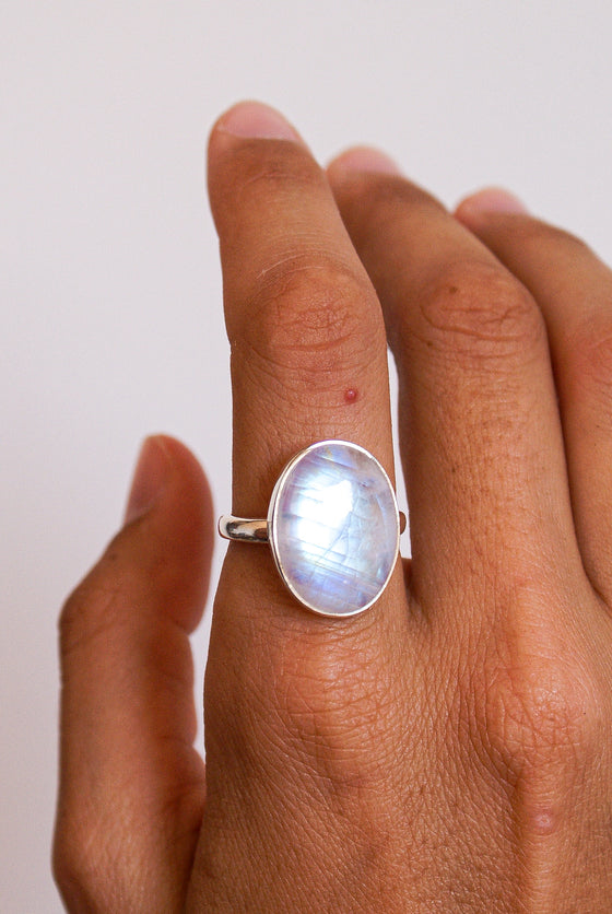 ANILLO OVALADO DE PIEDRA LUNA PLATA DE LEY