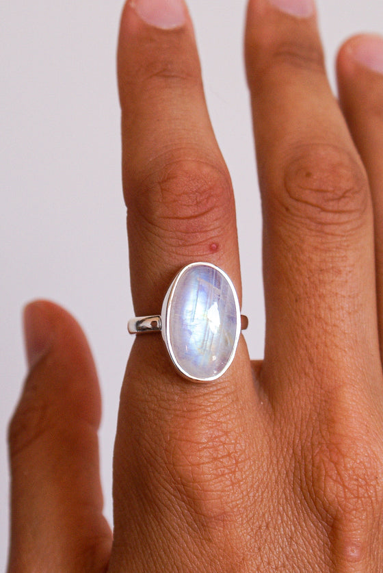 ANILLO OVALADO DE PIEDRA LUNA PLATA DE LEY