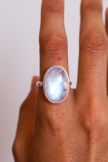  ANILLO OVALADO DE PIEDRA LUNA PLATA DE LEY