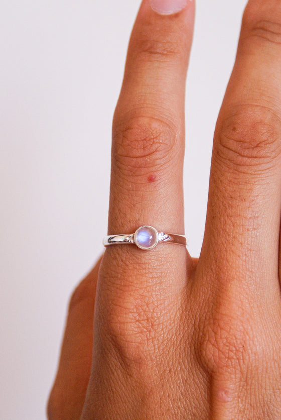 anillo piedra luna en plata