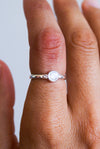 ANILLO FACETADO DE PIEDRA LUNA EN PLATA DE LEY