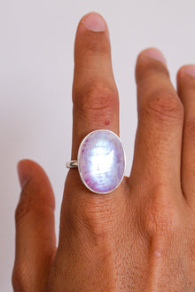  Anillo de piedra luna rosa en plata