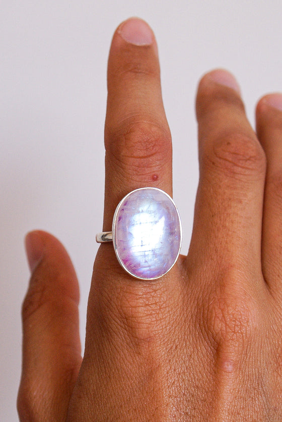 Anillo de piedra luna rosa en plata