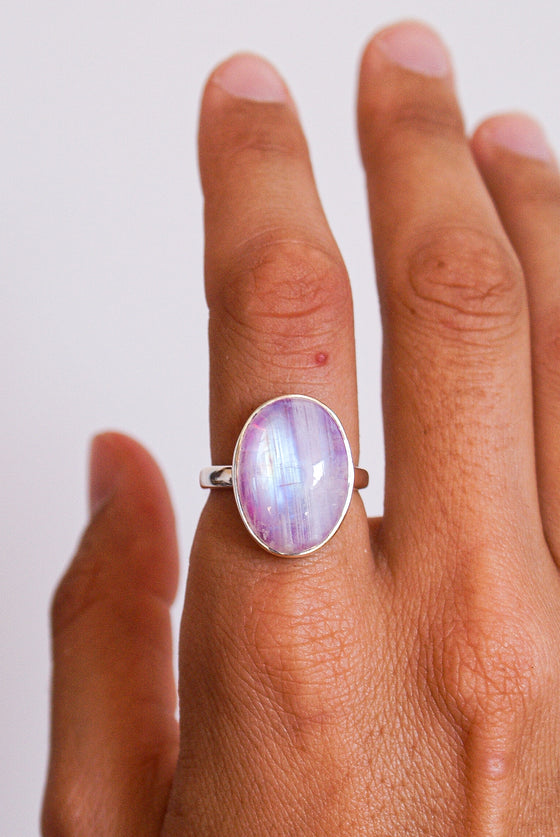 Anillo de piedra luna rosa en plata