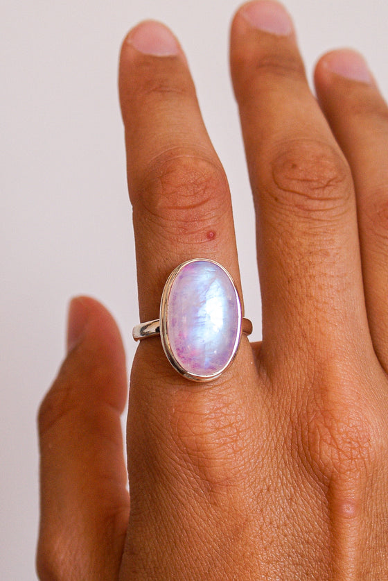Anillo de piedra luna rosa en plata