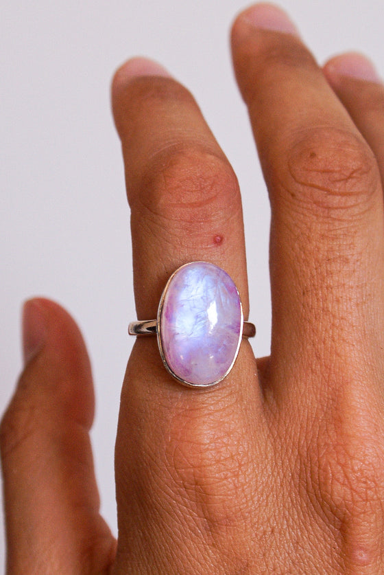 Anillo de piedra luna rosa en plata