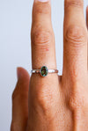 Anillo redondo facetado de moldavita