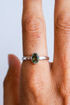 Anillo redondo facetado de moldavita