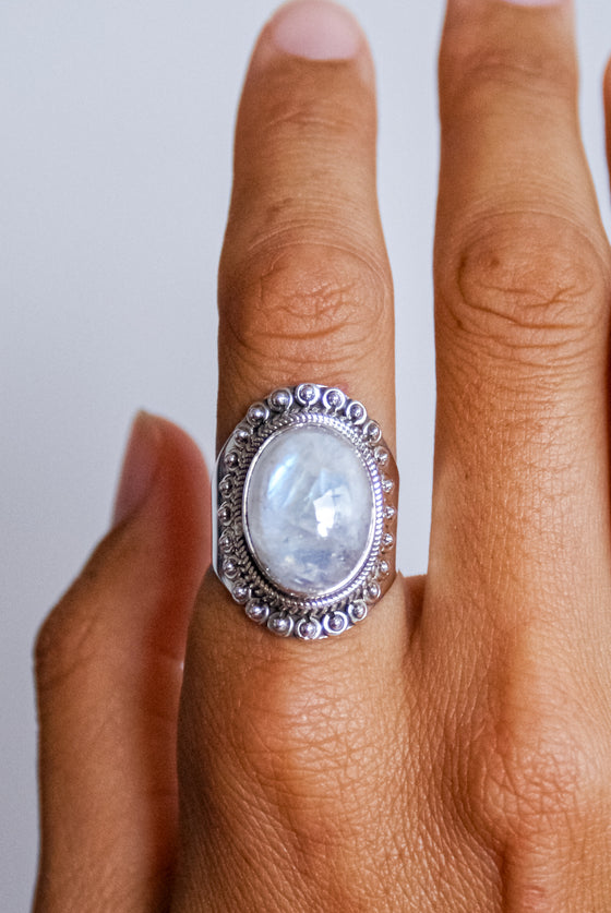 Anillo Sita Piedra Luna en plata, cabujón grande