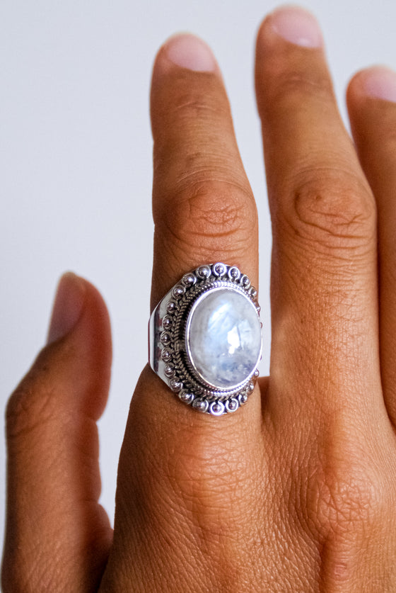 Anillo Sita Piedra Luna en plata, cabujón grande