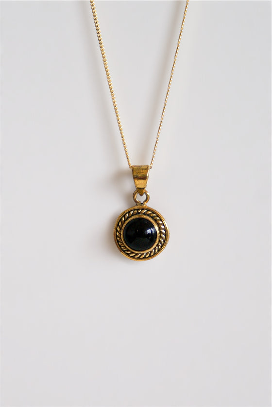 Colgante de bronce y obsidiana