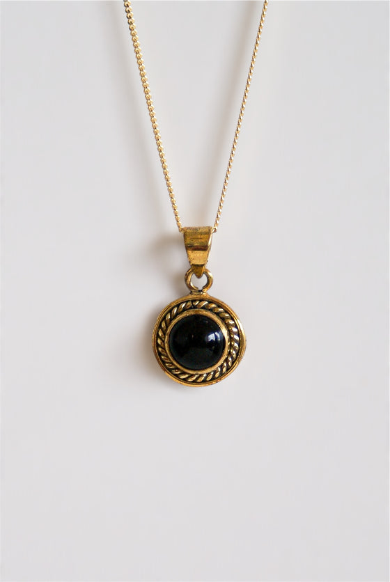 Colgante de bronce y obsidiana