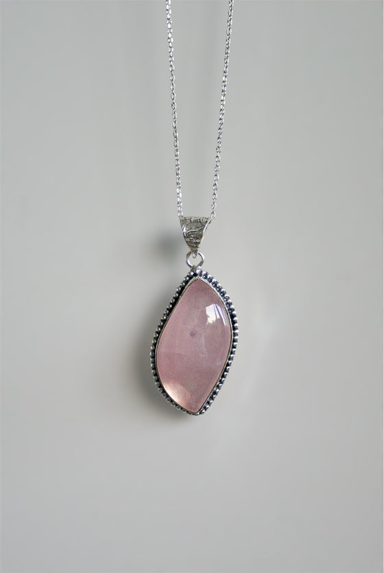 Colgante rústico de cuarzo rosa en forma de marquesa