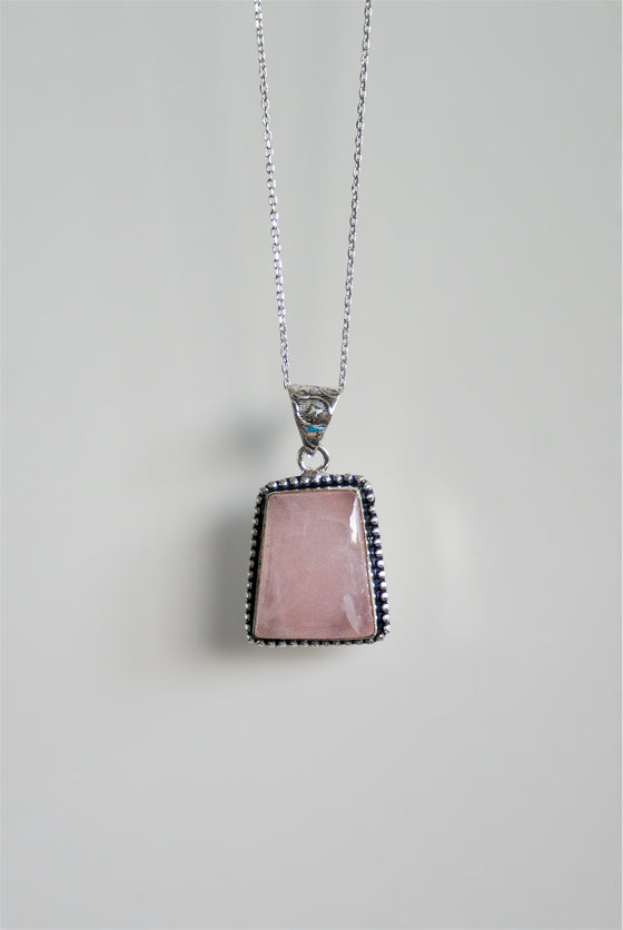 Colgante rústico de cuarzo rosa en forma de trapezoide