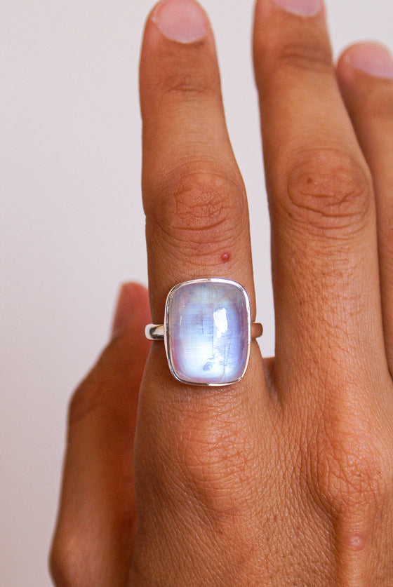 Anillo piedra luna rectangular en plata de ley