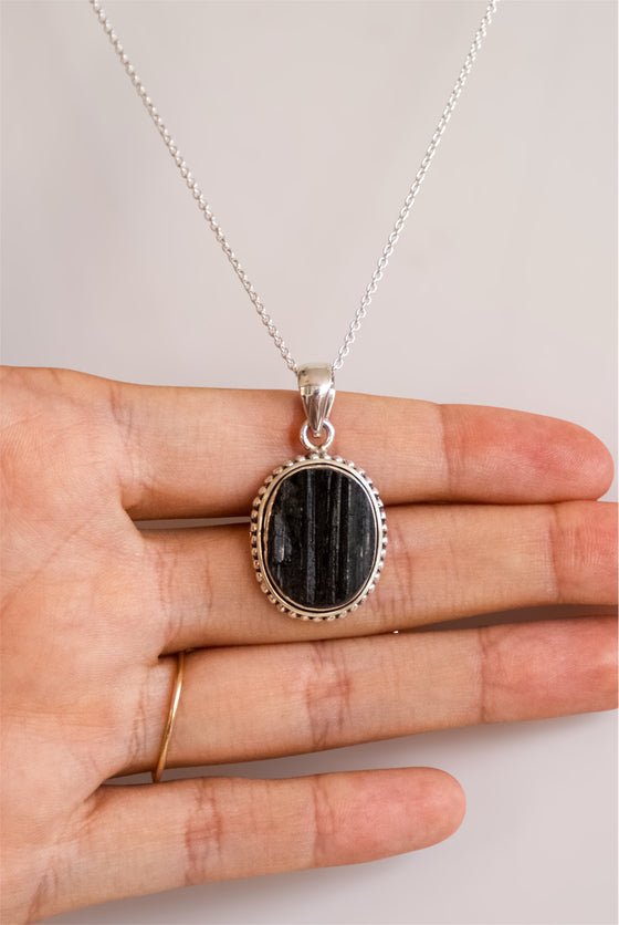 Colgante de Turmalina negra en bruto en plata de ley