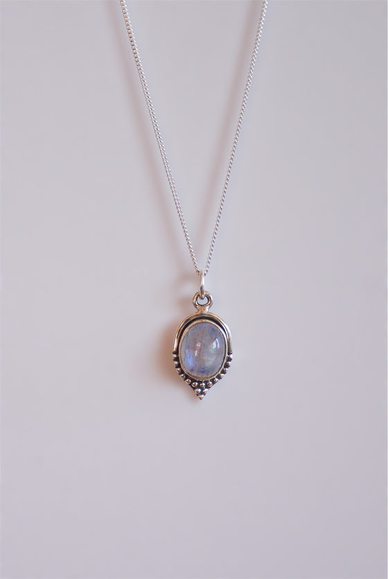 COLGANTE KALI DE PIEDRA LUNA