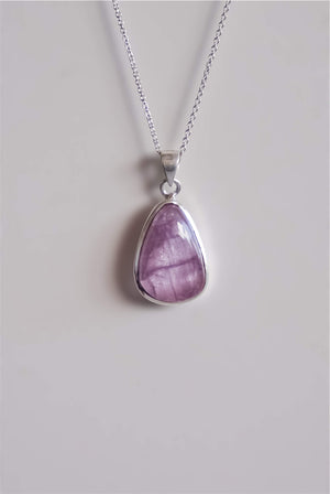 Colgante de kunzita en plata de ley