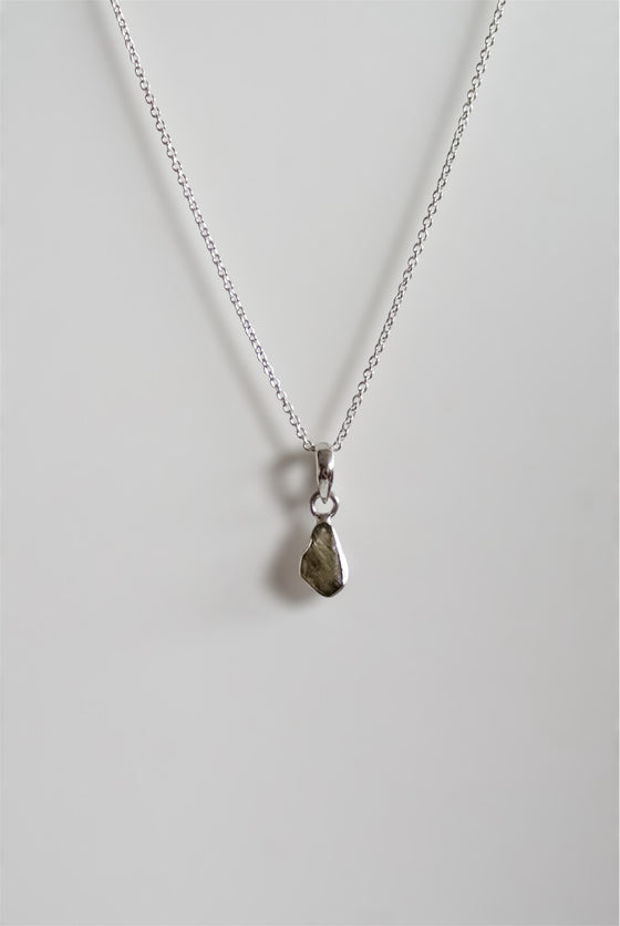 COLGANTE MINI DE MOLDAVITA EN PLATA DE LEY