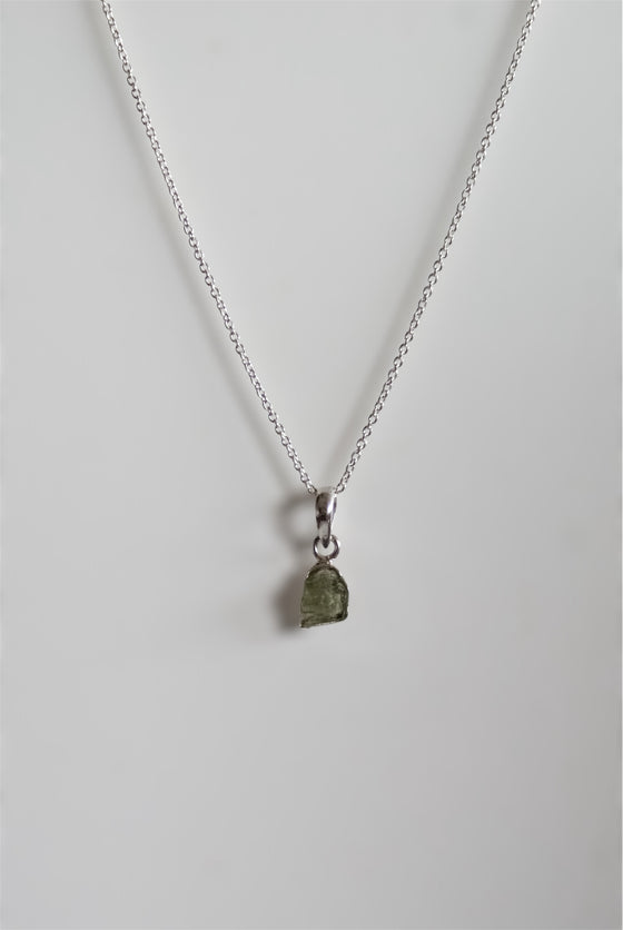 COLGANTE MINI DE MOLDAVITA EN PLATA DE LEY