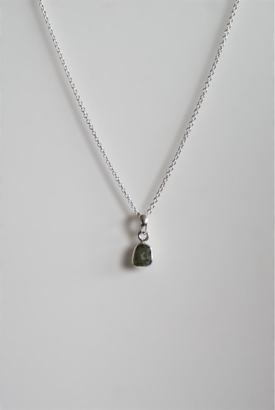 COLGANTE MINI DE MOLDAVITA EN PLATA DE LEY