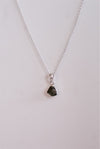 COLGANTE DE MOLDAVITA CAVIDAD NATURAL EN PLATA
