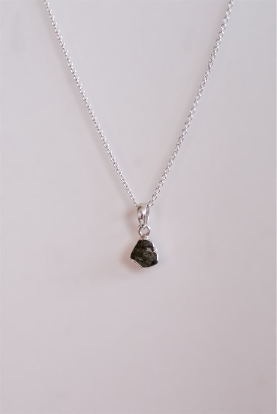 COLGANTE DE MOLDAVITA CAVIDAD NATURAL EN PLATA
