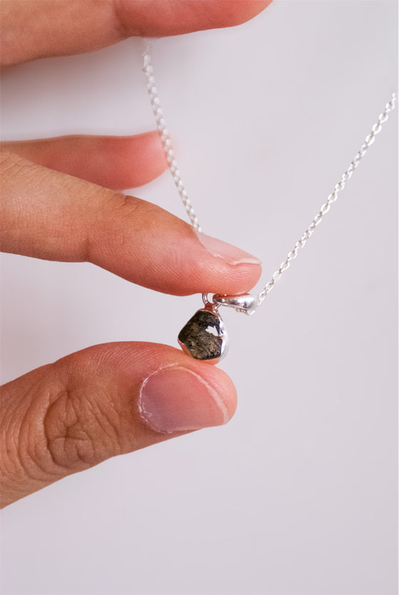 COLGANTE DE MOLDAVITA CAVIDAD NATURAL EN PLATA