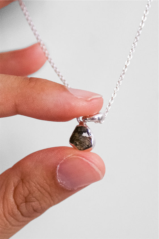 COLGANTE DE MOLDAVITA CAVIDAD NATURAL EN PLATA