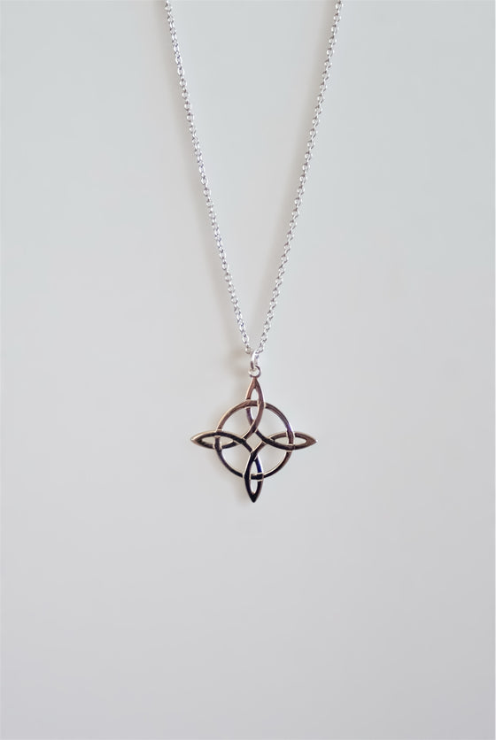 Colgante Nudo de Bruja en plata de ley 925