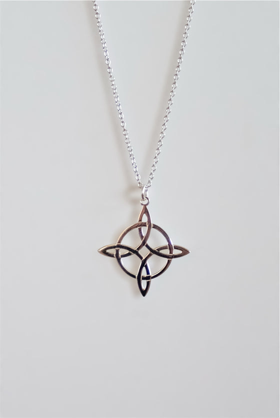 Colgante Nudo de Bruja en plata de ley 925