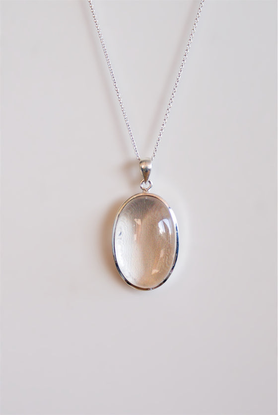 Colgante ovalado de cuarzo cristal en plata