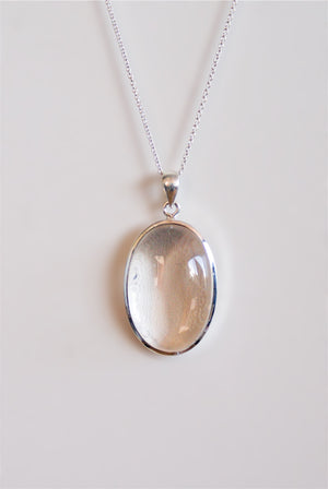 Colgante ovalado de cuarzo cristal en plata