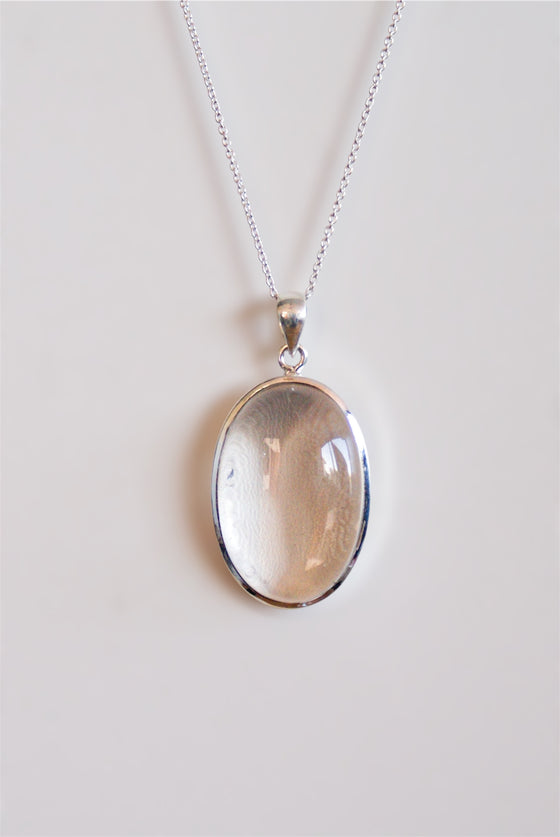 Colgante ovalado de cuarzo cristal en plata