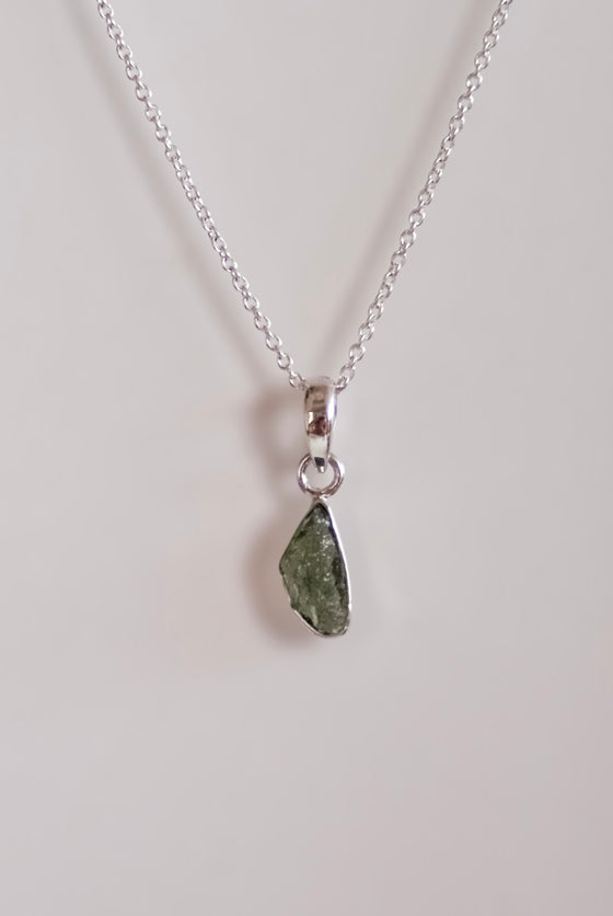 COLGANTE PEQUEÑO DE MOLDAVITA EN PLATA DE LEY